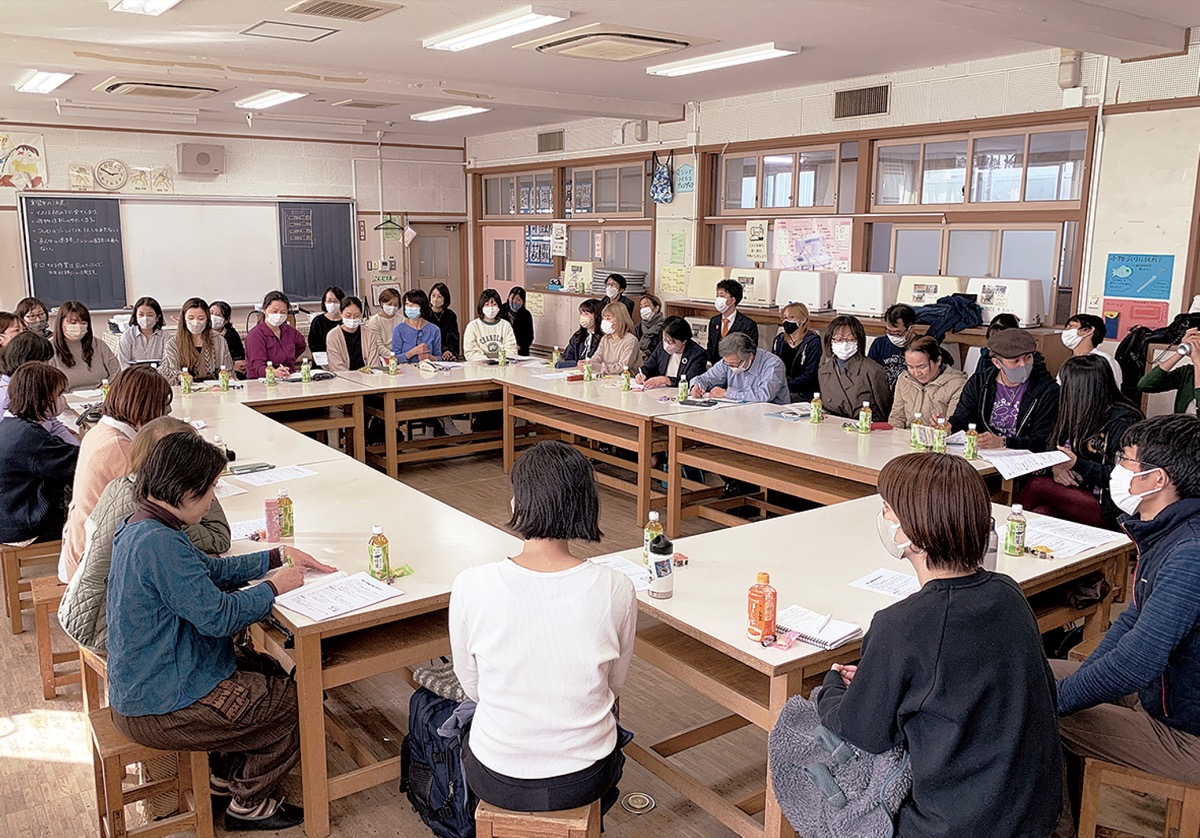 ３月、長後小学校で行われた「登校拒否を考える交流会」。市内外から50人超の保護者が参加した