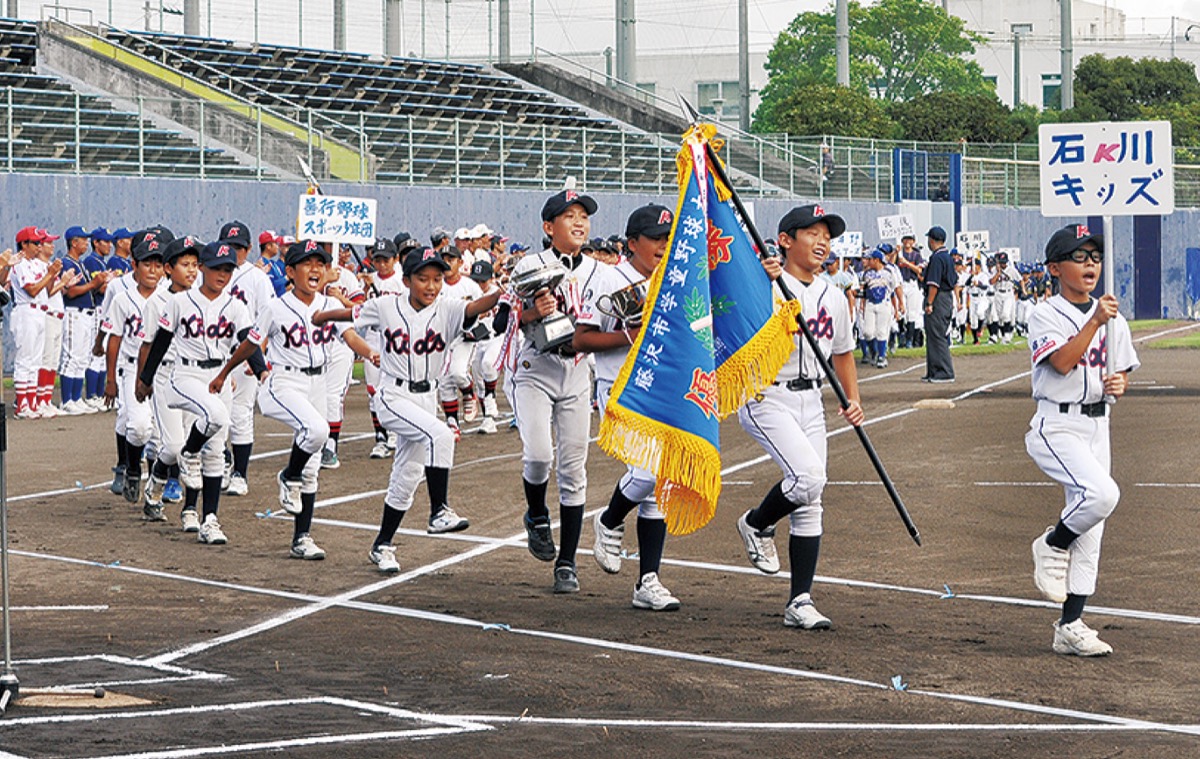 開会式で入場行進する選手ら