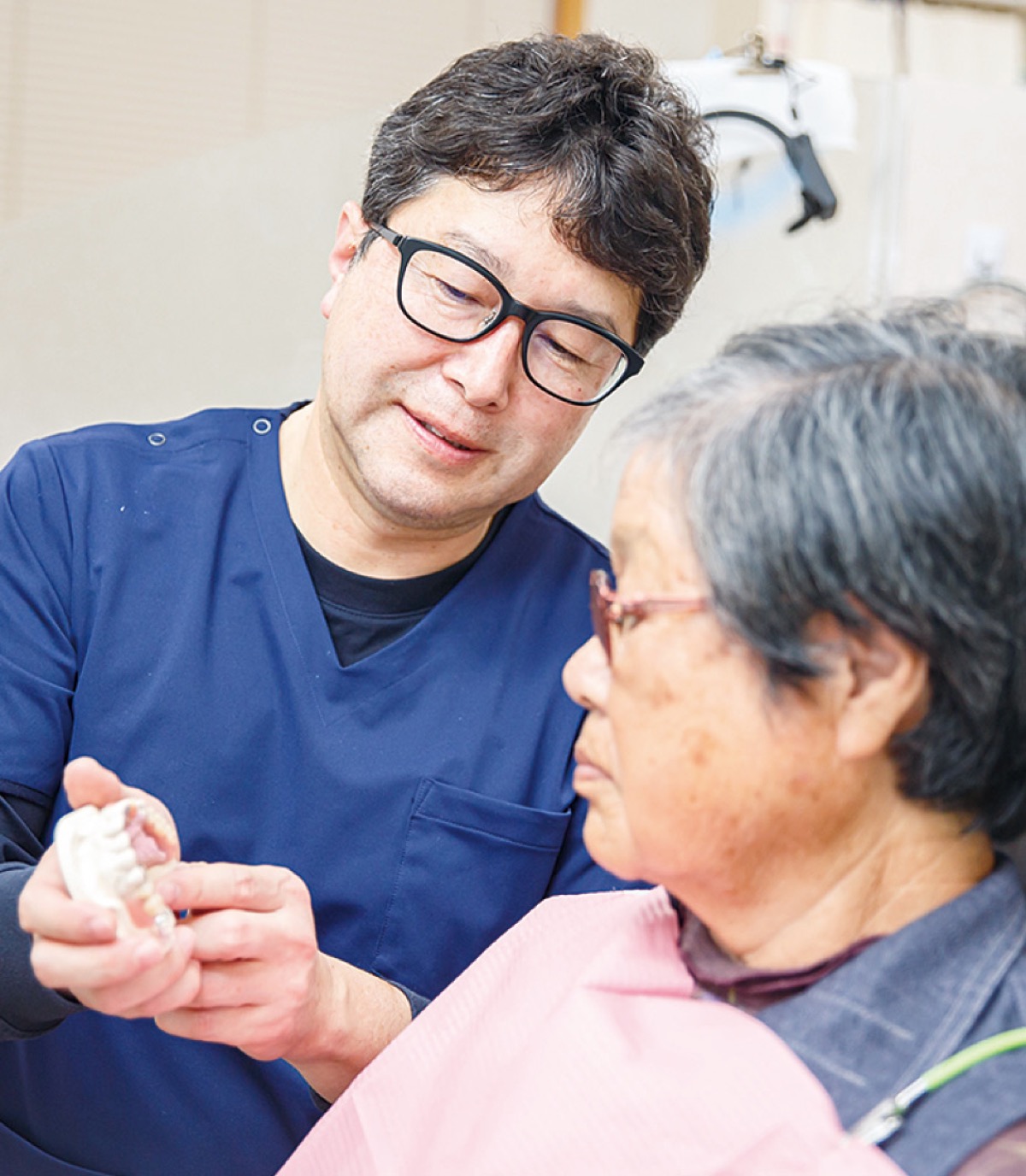 患者の悩みを聞く平野院長