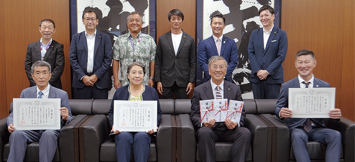 市からの感謝状を手にする小島会長ら(前列左から２番目)。右隣は鈴木市長