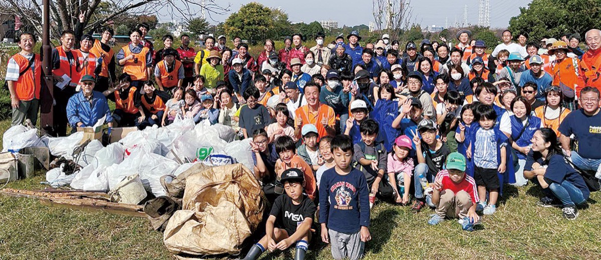 引地川150人で清掃 (写真1)