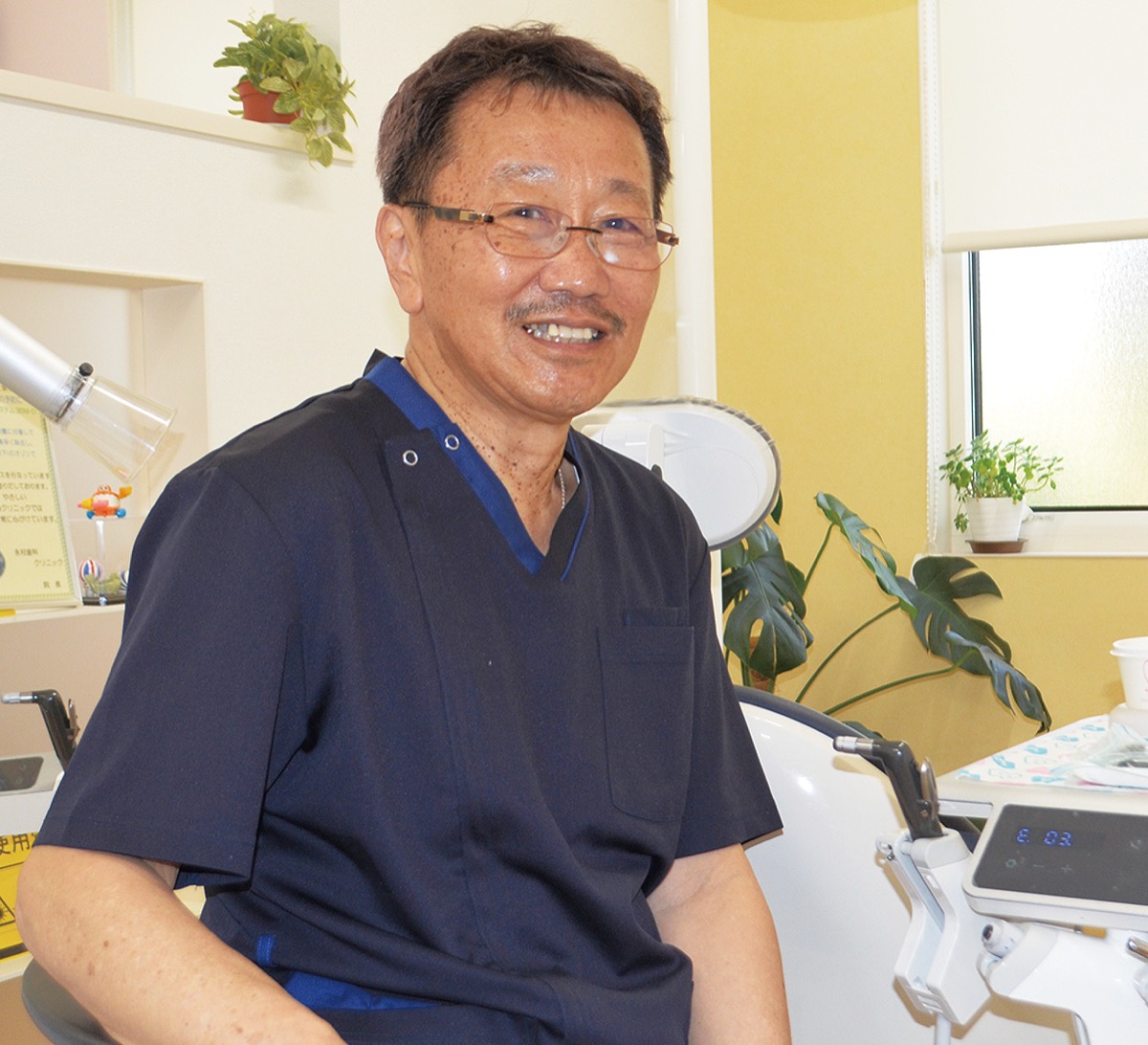 インタビューにこたえる永村会長