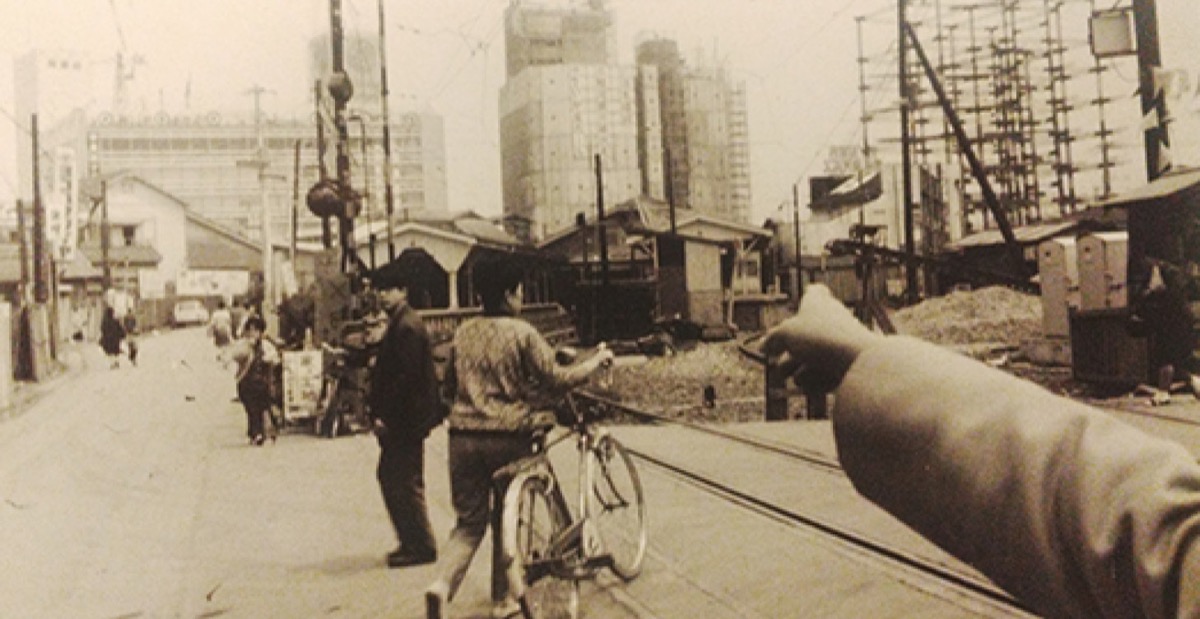 開発が進む当時の藤沢駅南口。右下から伸びている腕は杵淵キヨ子さん