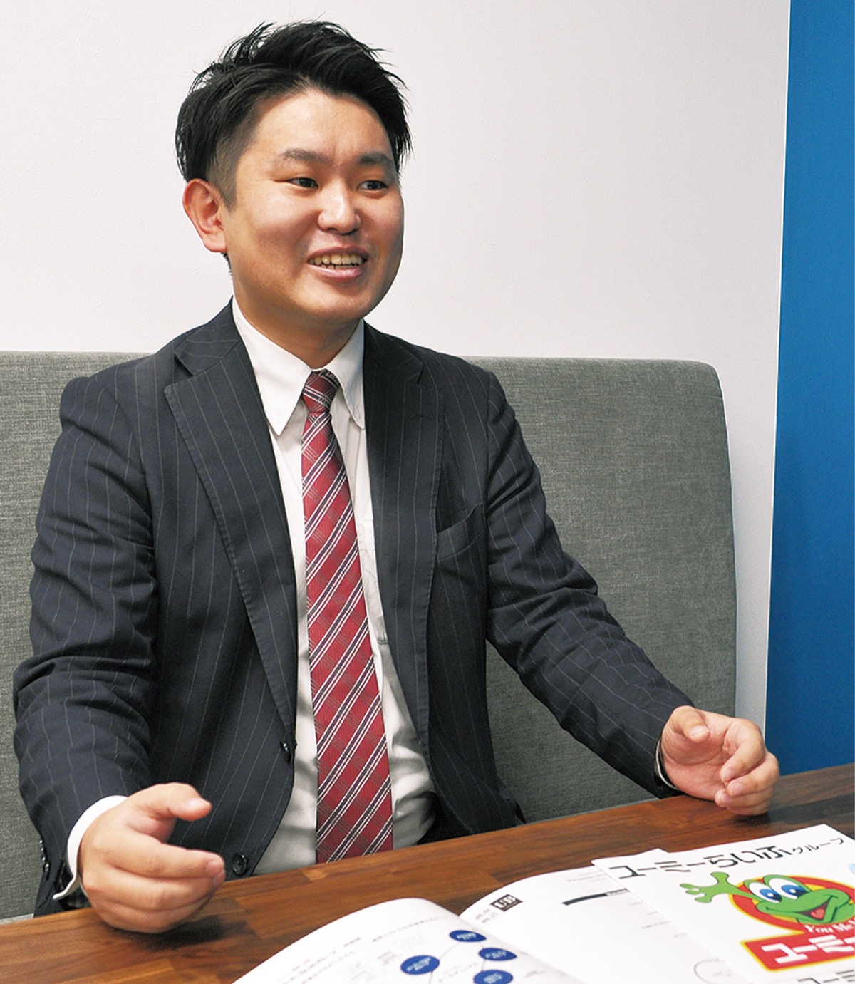 笑みを浮かべながら商談する遠藤さん