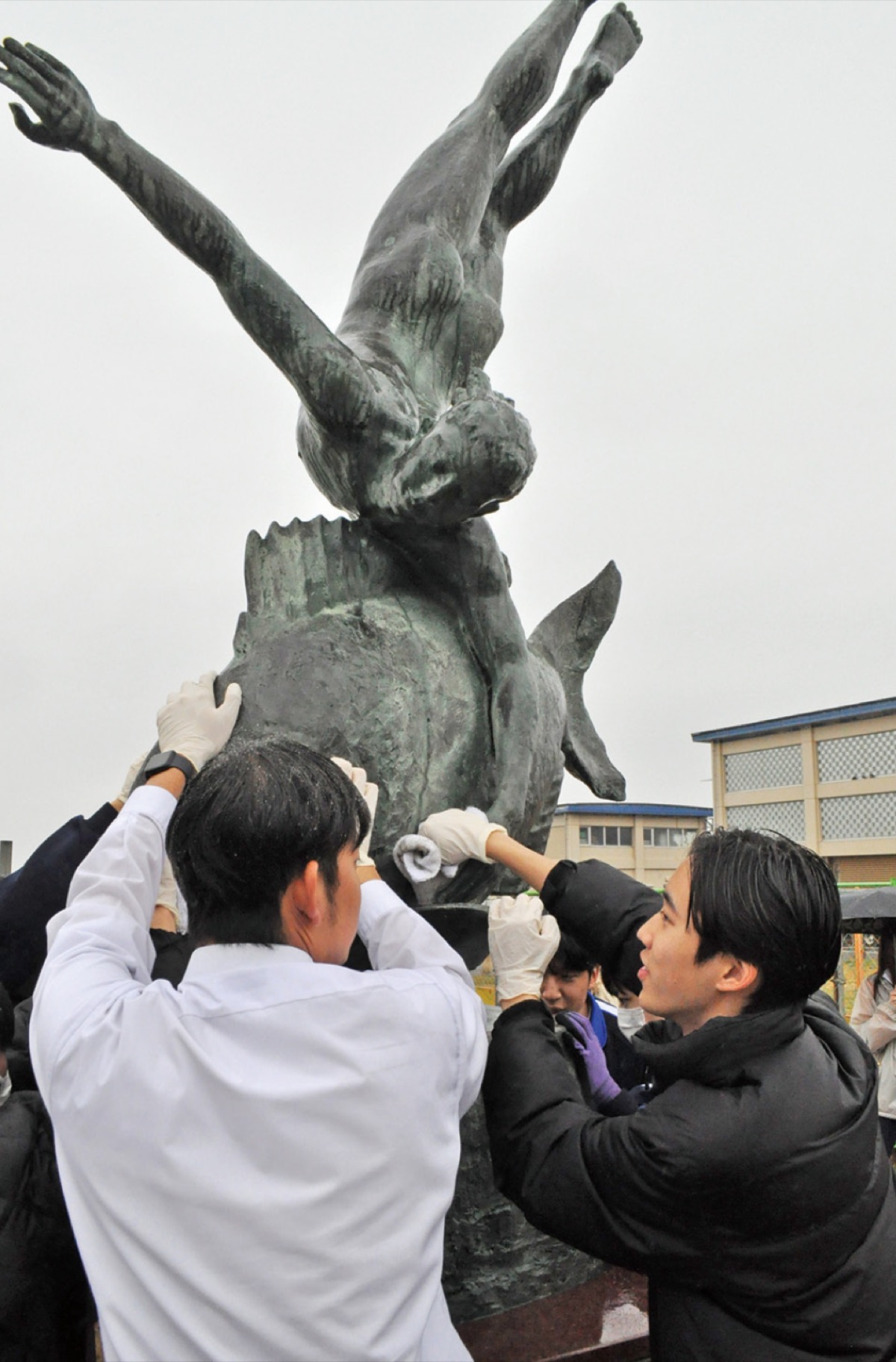 銅像がピカピカに