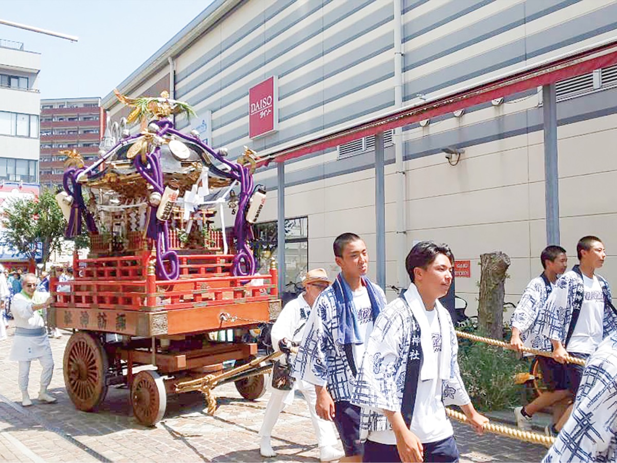 ダイエー前に神輿登場