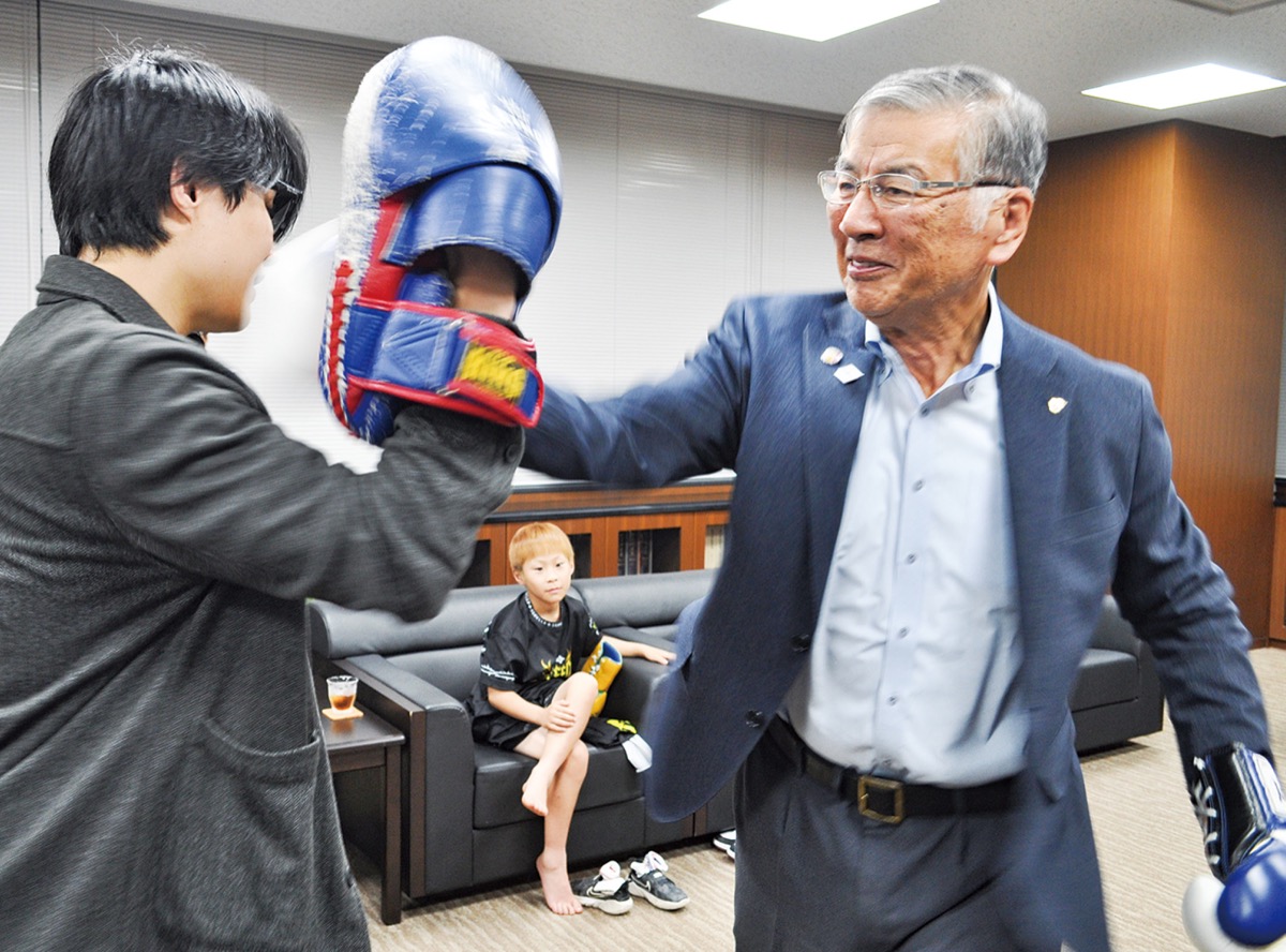 市長がパンチ