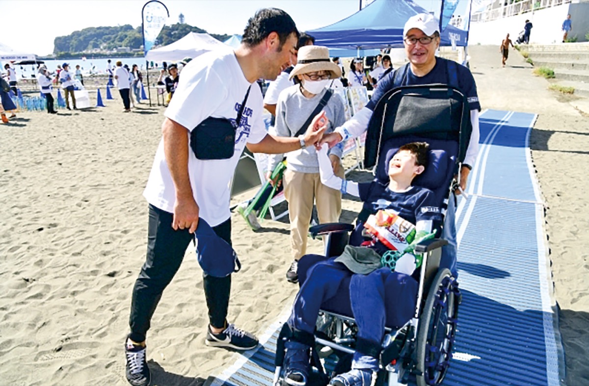 片瀬東浜でごみ拾い