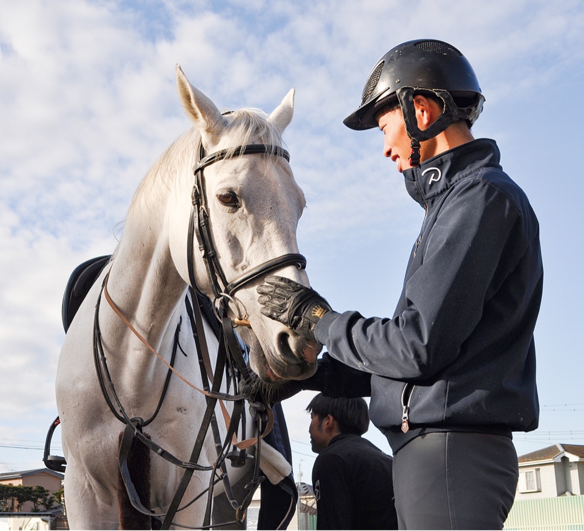 自身が担当する馬と心を交わす砂川さん