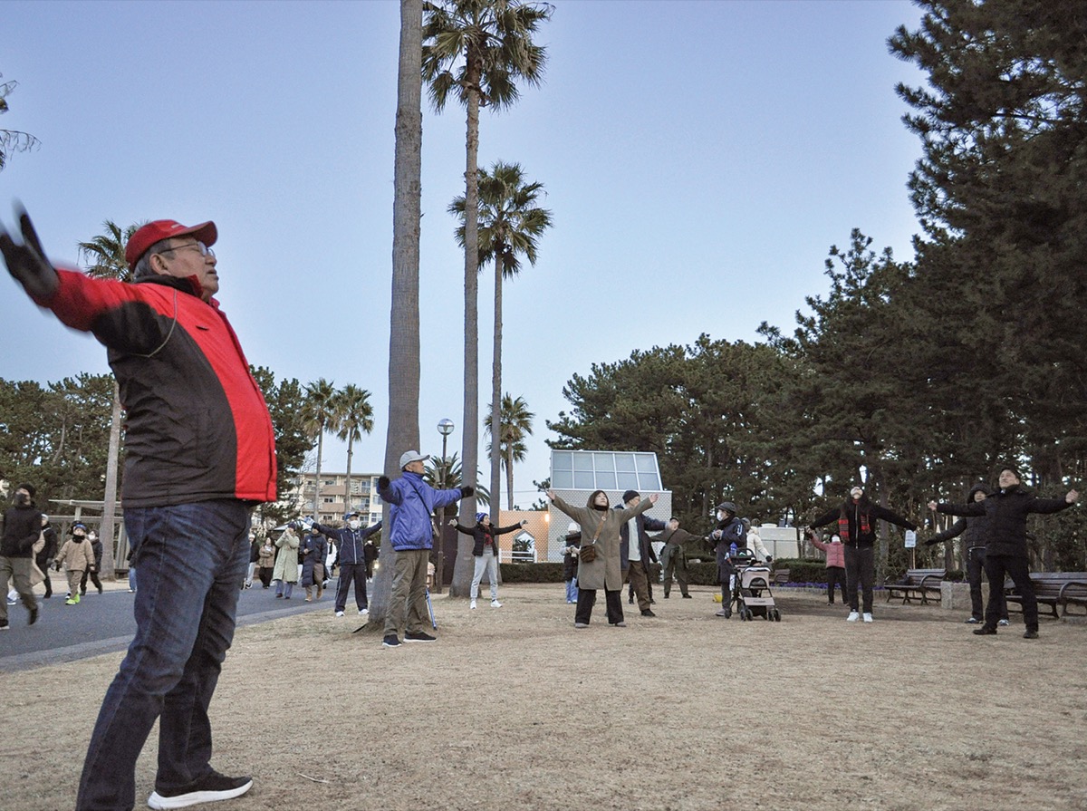 自由な集いは30年続く朝の風景
