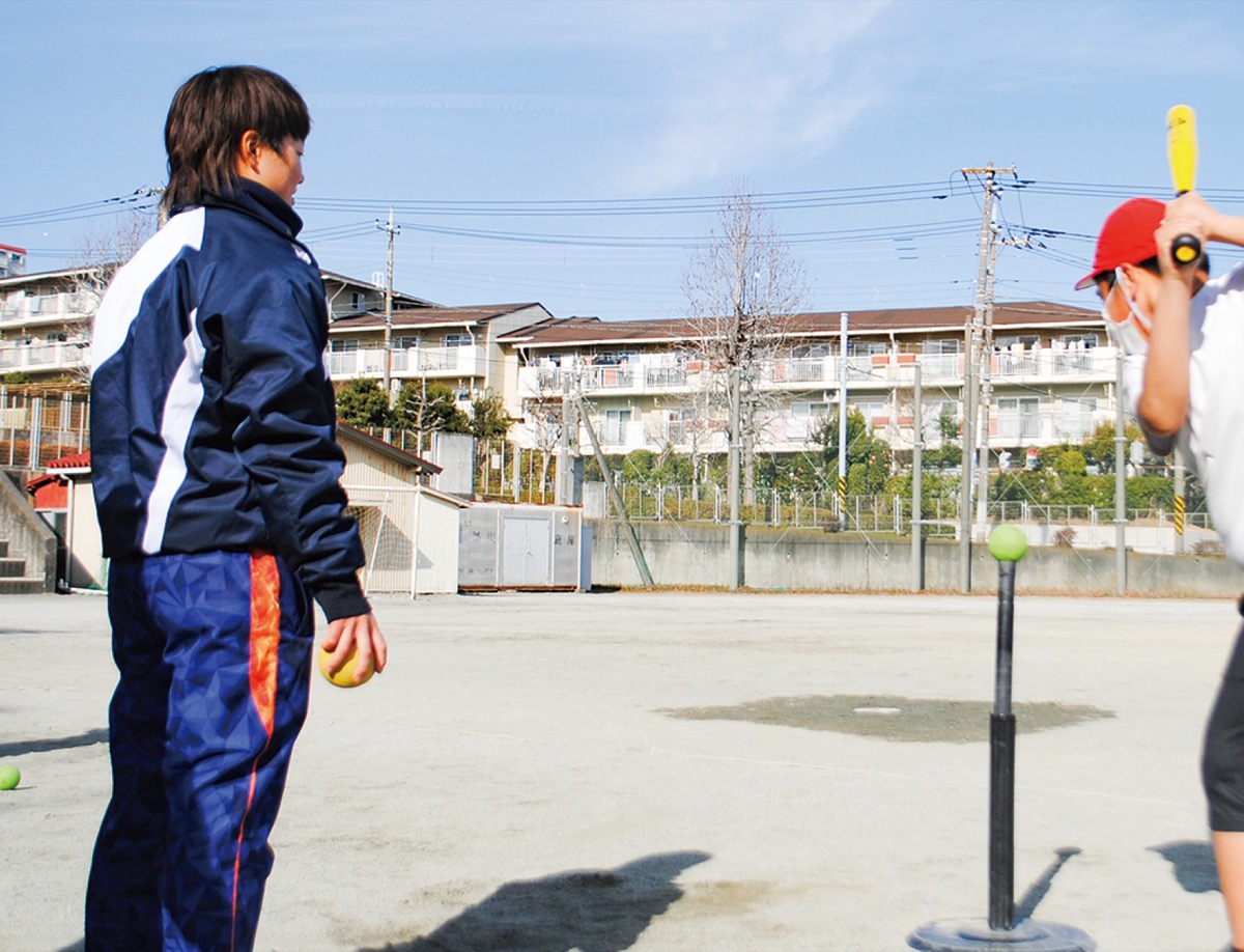 投打の技術に児童ら歓声