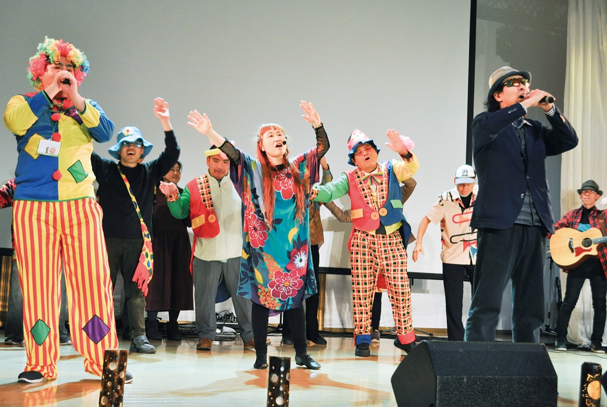 歌と踊りで届け、共生の心