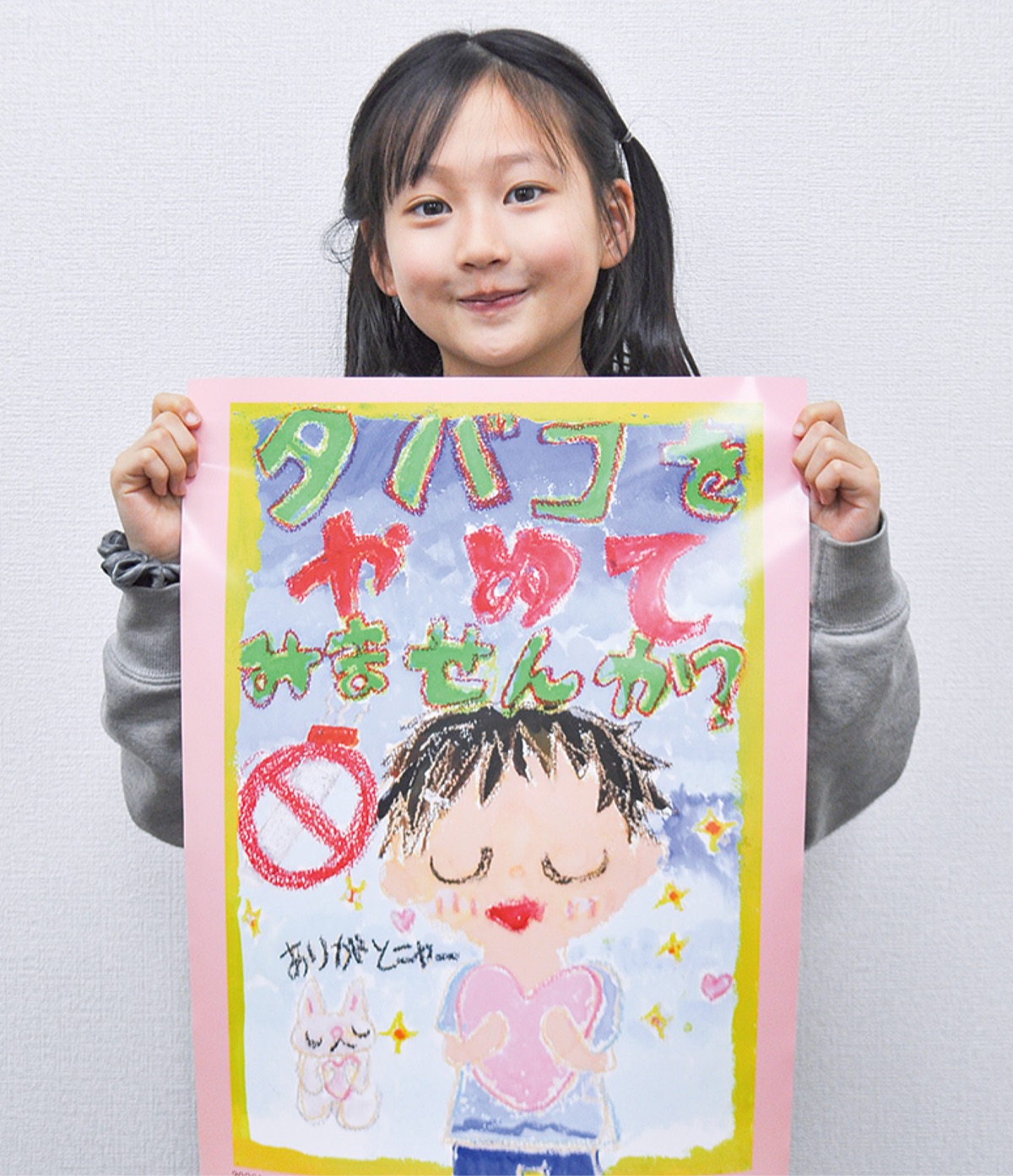 受賞作品を手にする福田珠久さん