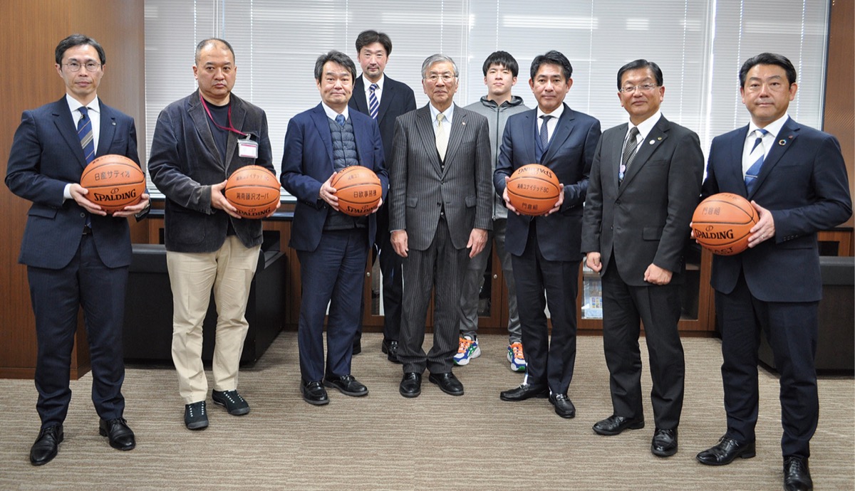 バスケットボールを寄贈した関係者ら