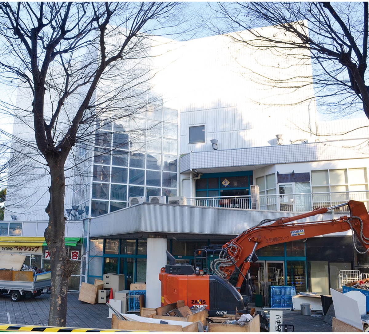 休業したイオン藤沢店の外観。看板は外され、敷地は柵で囲まれている（23日撮影）