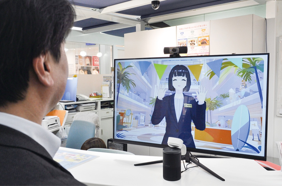 コンピューターグラフィックス(CG)のアバターに話しかける来館者