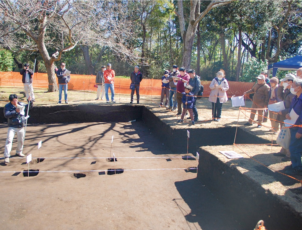 １号掘立柱建物の解説を聞く見学会
