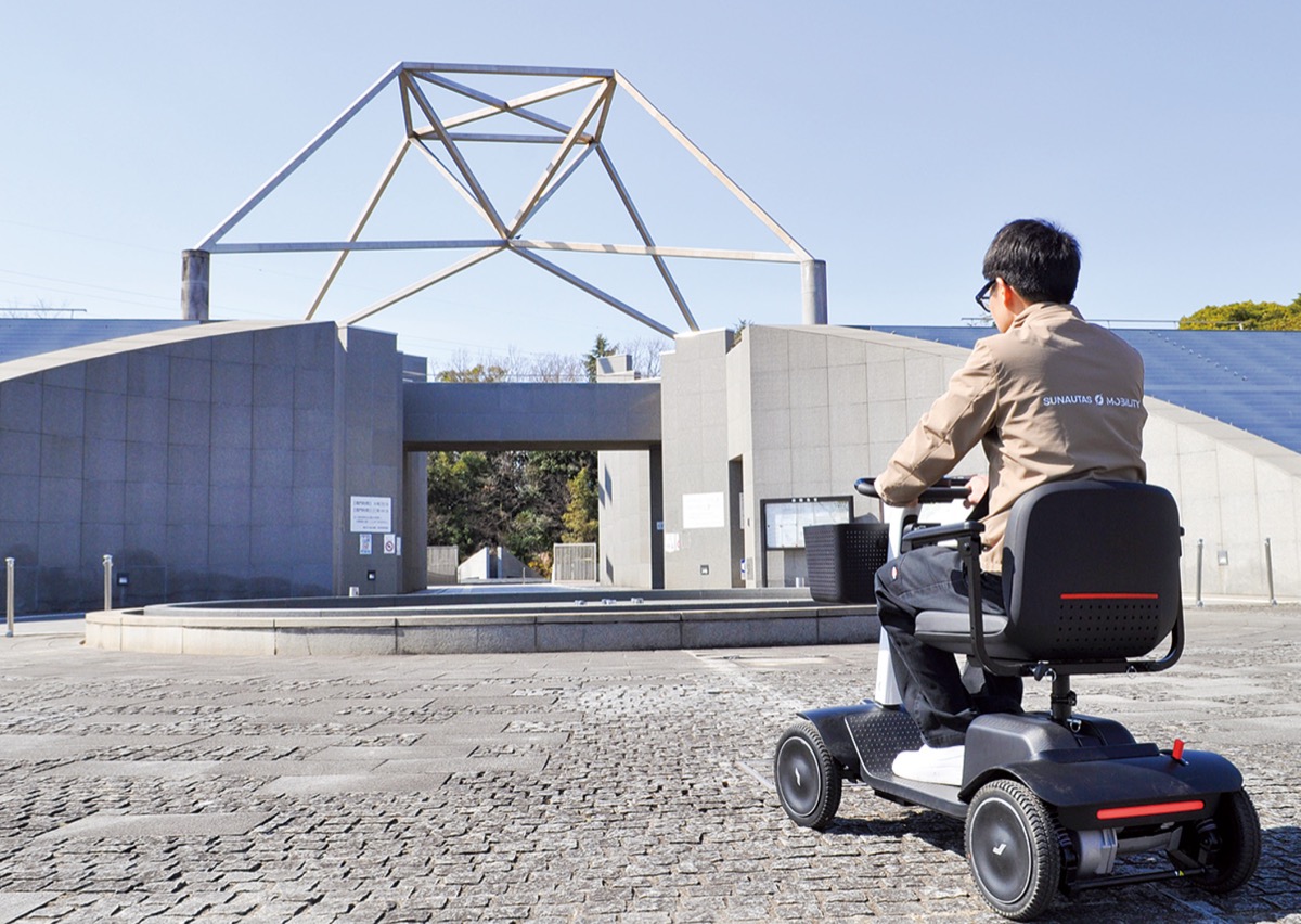 ＷＨＩＬＬに試乗するスタッフ