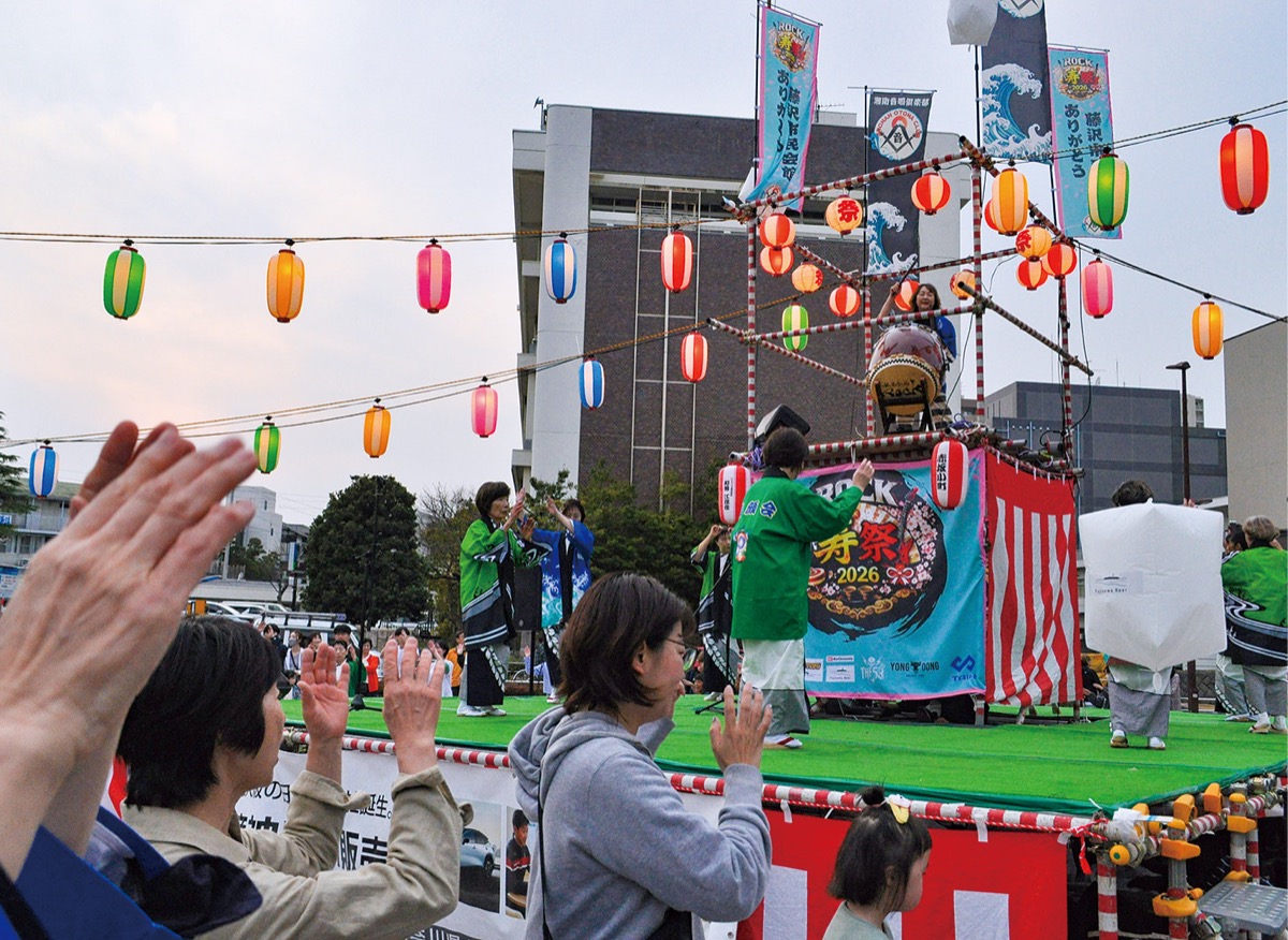 やぐらを囲んだ盆踊り