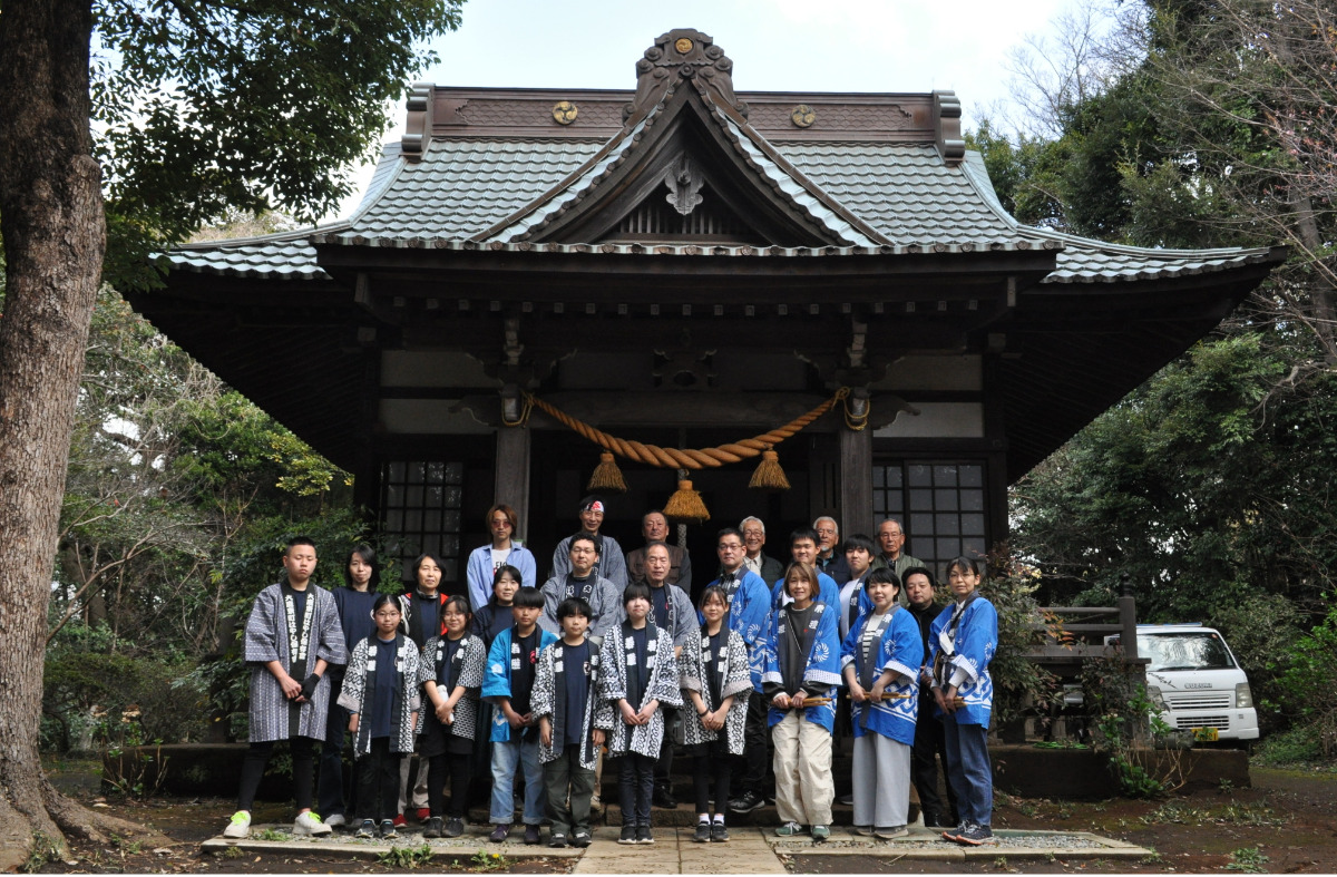 社殿の前に集まる両保存会メンバー