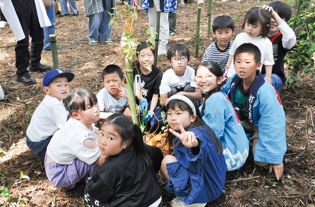 植樹する子どもたち
