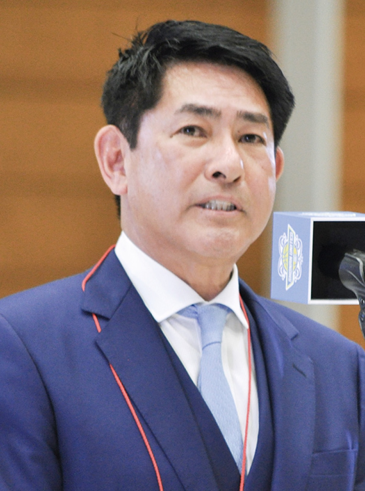 あいさつする小河社長