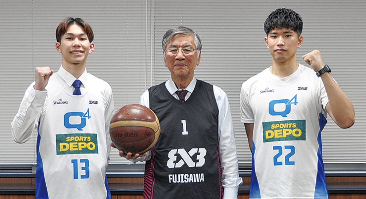 ユニフォームを着る鈴木市長（中央）と白井選手（右）、齋藤選手