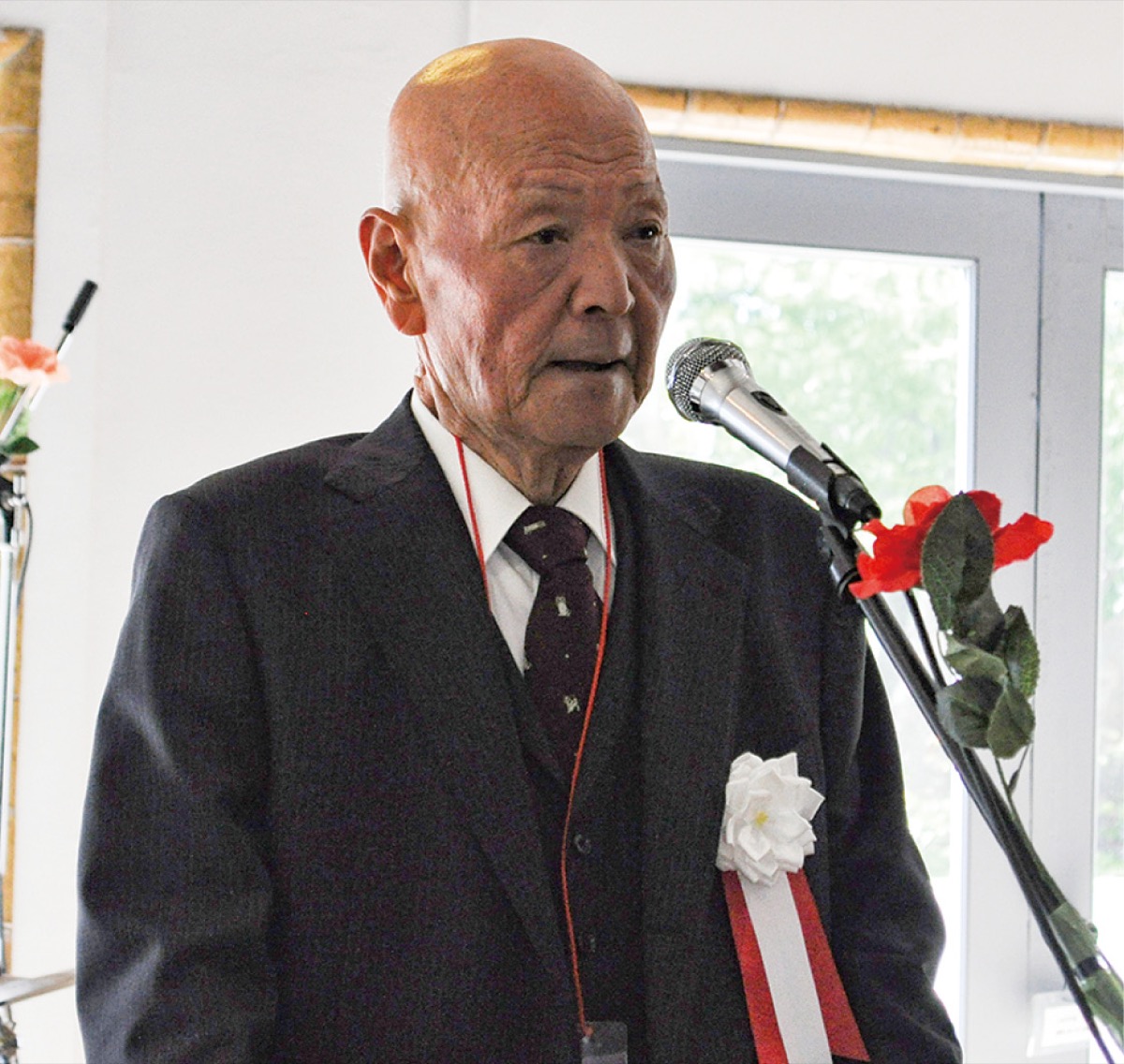 あいさつする植木理事長