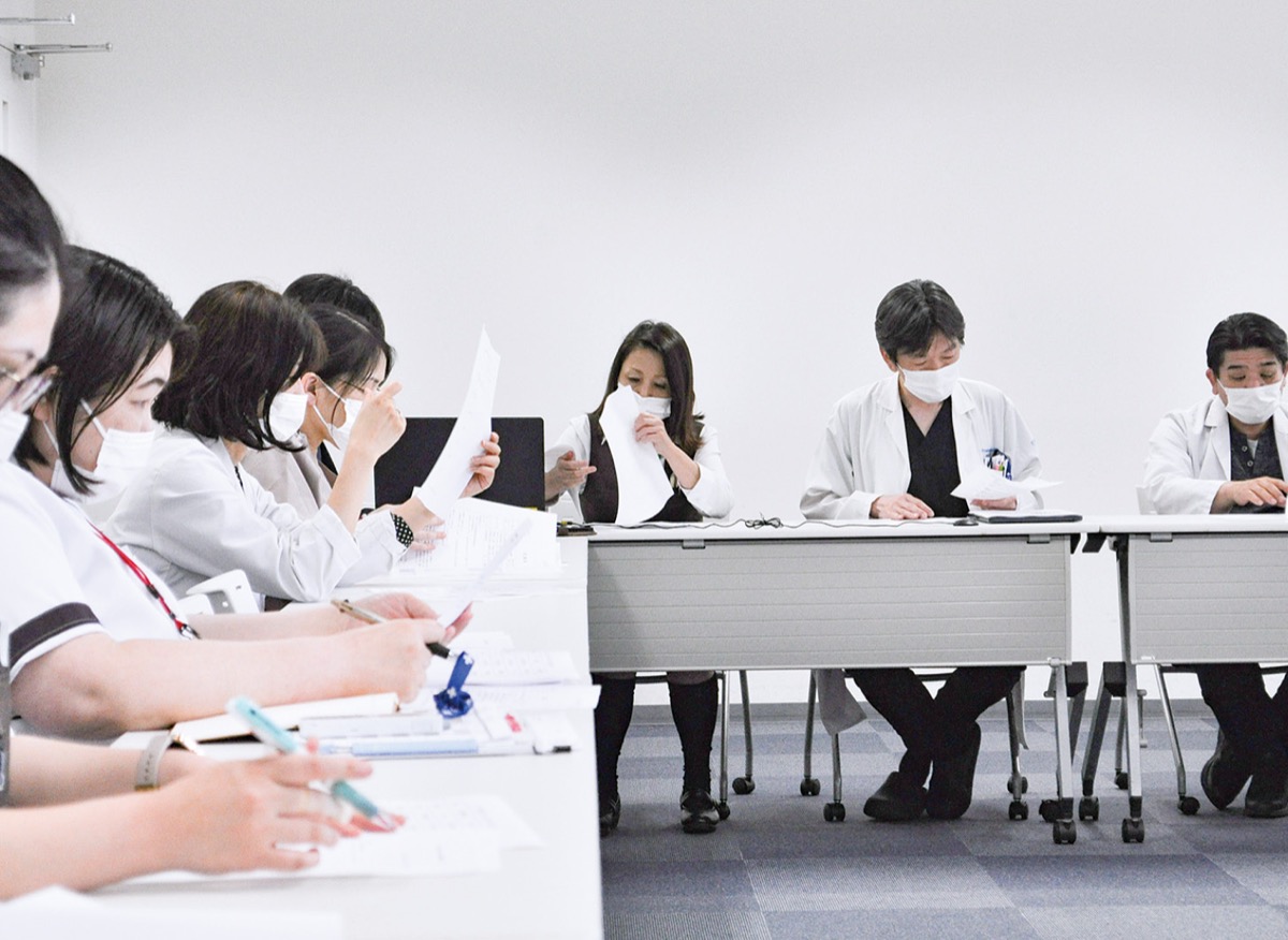 オンコロジー委員会で議論を交わす専門医ら