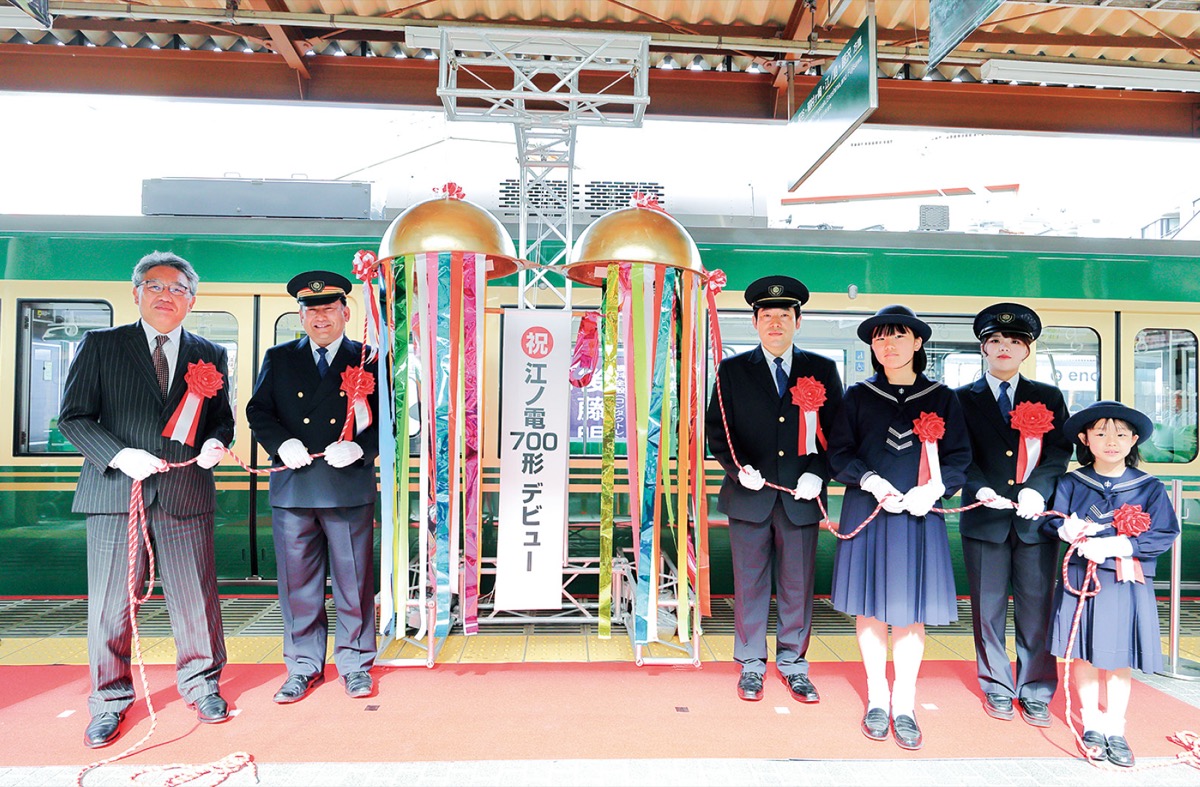 出発式でのくす玉開被