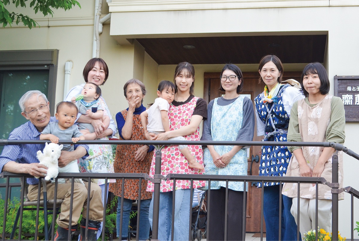 湘南助産師会の龍瀧さん（左から２人目）、沓間さん（右から３人目）