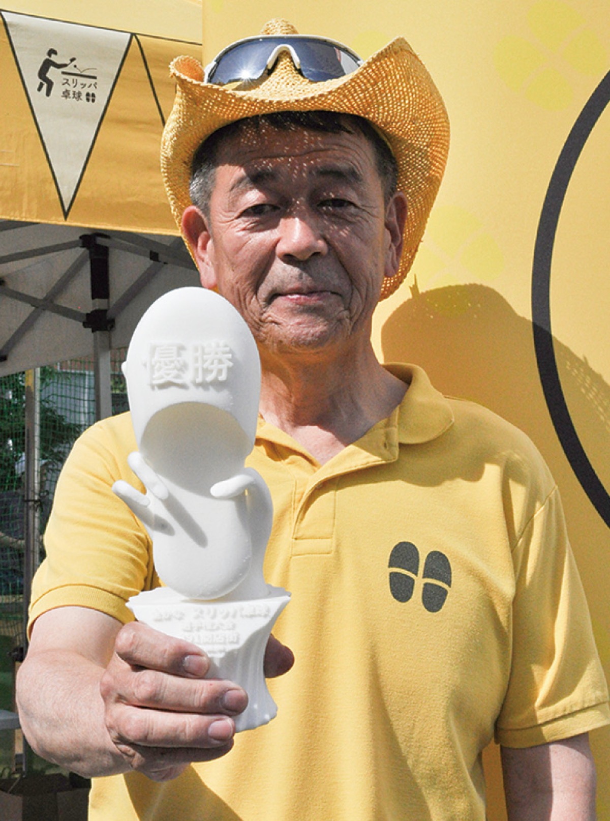 トロフィーを持つ工藤さん