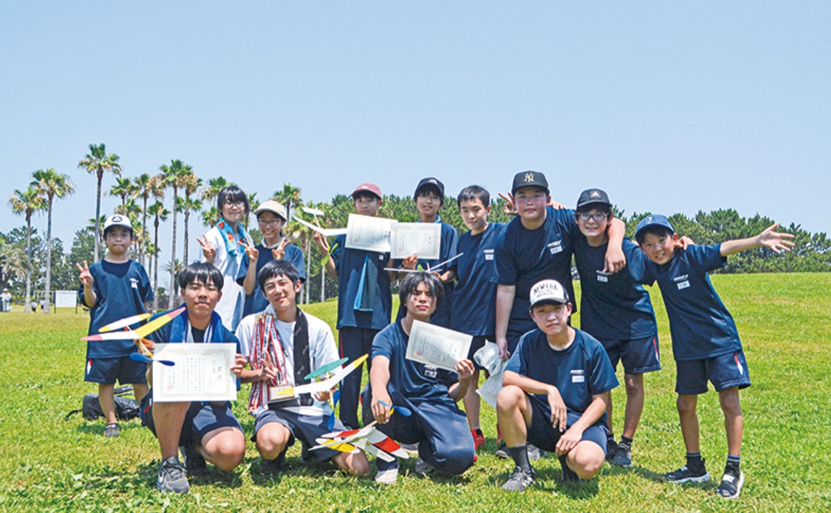総合優勝を果たした御所見中学校の生徒ら