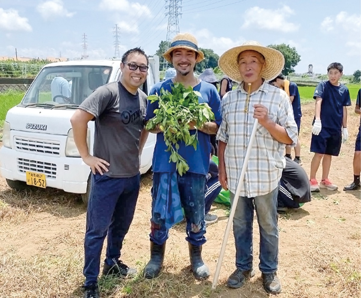 藍の農園にたたずむ（左から）宮崎さん、守谷さん、渡貫さん