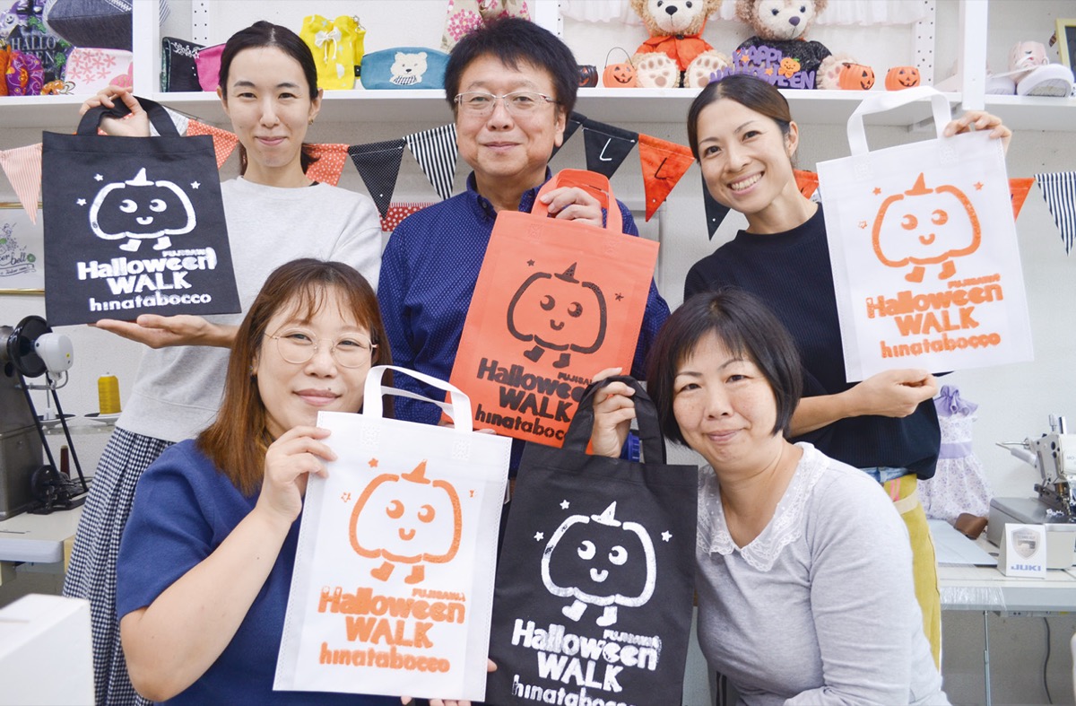 手製のバッグを手にするメンバー