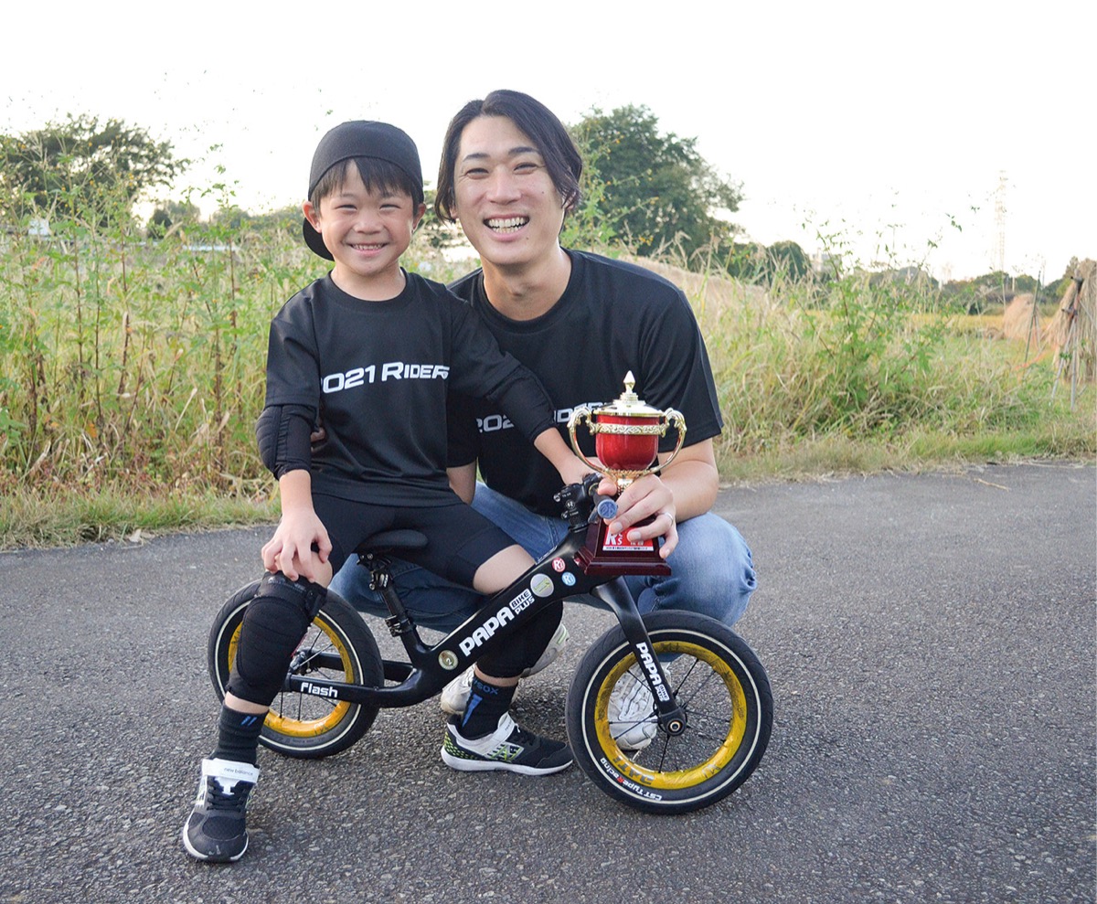 息子を支える父の穣さん