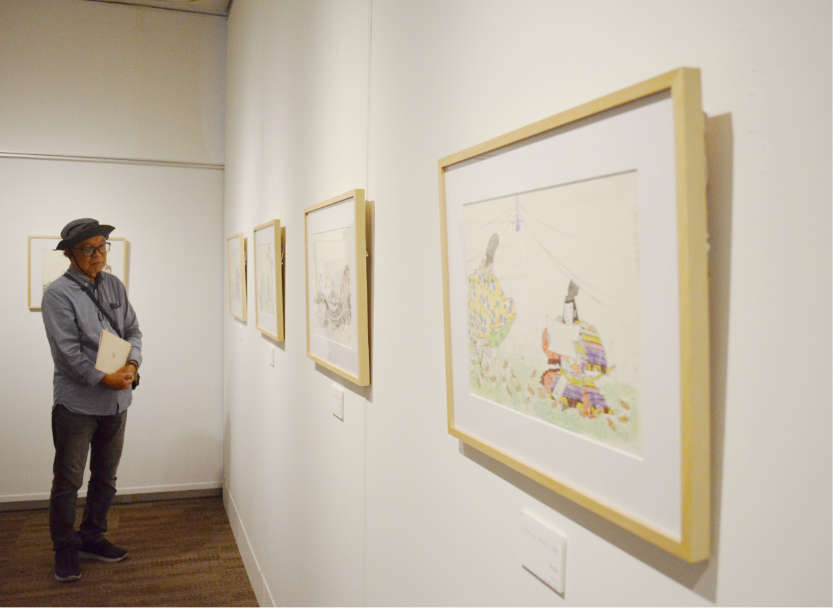 藤沢にまつわる童画とそれを鑑賞する来館者