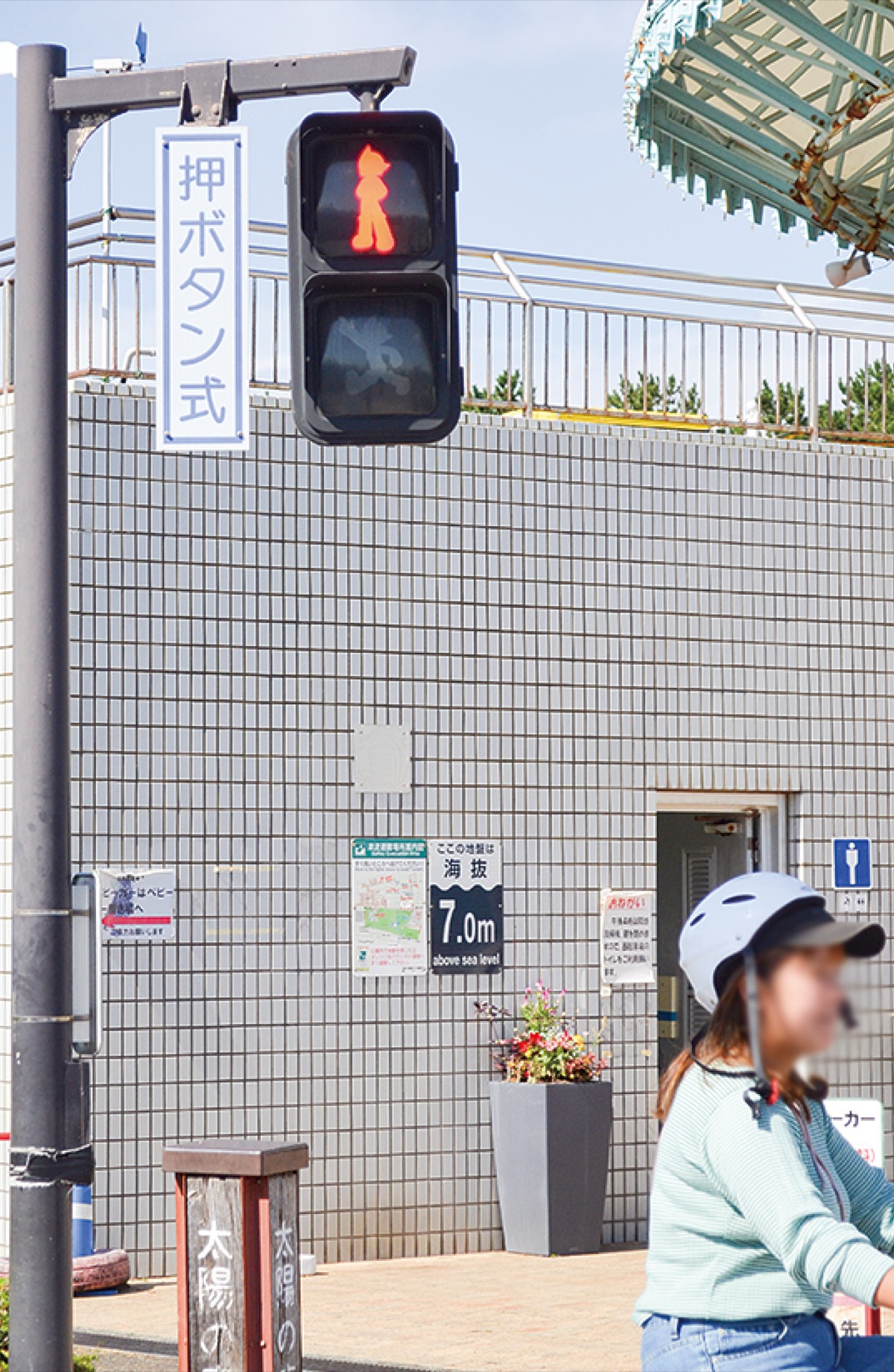 立ち姿で待つアトムと、通りすがるこども