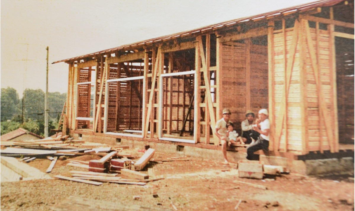 輪郭がはっきりとしてきた建築途中の家(同)