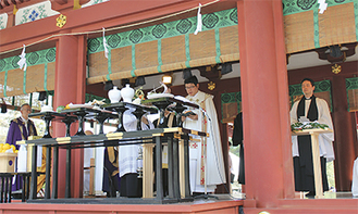 鶴岡八幡宮舞殿で宗教家たちによる祈りが捧げられた