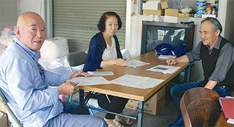 避難してきた池羽さん（左）と阿部さん（中央）。避難者の生活支援を行う民生委員の元川さん