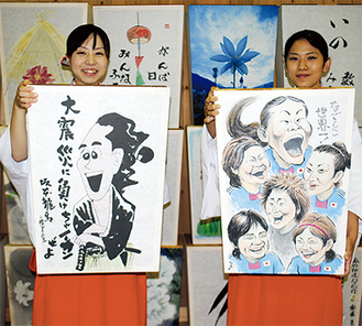 漫画家の二階堂正宏さん（左）と土田直敏さん作のぼんぼり