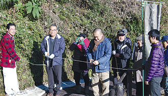七曲坂の上り初めでは兵藤芳朗副市長（当時・左）と梅田良光龍寳寺住職がテープカットを行った