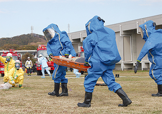 放射性物質災害訓練は防護服で（６日、山崎浄化センター）