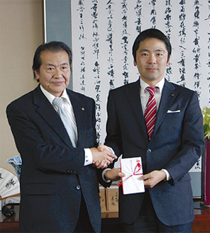 三橋支部長（左）と松尾市長