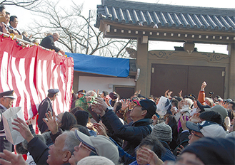 今月１日の大船観音寺境内は多くの人で賑わった。伊藤かずえさん、ジャガー横田さんらがゲストに