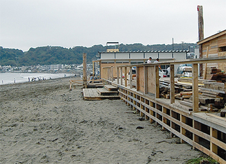 海の家の建設が進む=今月23日、由比ヶ浜海岸