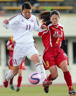 全日本選手権で澤選手（右）と競り合う大滝さん＝２０１１年12月、本人提供