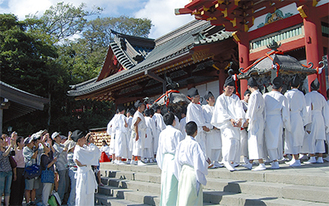 神輿を一目見ようと多くの参拝者が本殿前に集まった＝15日撮影