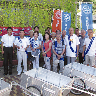 松尾崇市長も出席してリヤカーの寄贈式も＝鎌倉ＲＣ提供